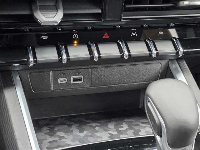 Used 2024 Chevrolet Colorado LT w/ LT Convenience Package image 16