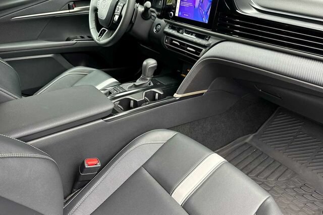 Used 2025 Toyota Camry SE w/ Convenience Package FWD image 15