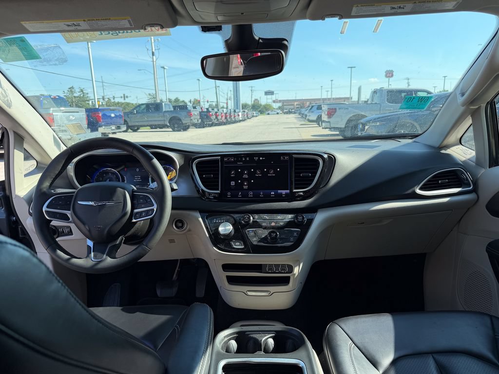Used 2023 Chrysler Pacifica Touring-L FWD image 30