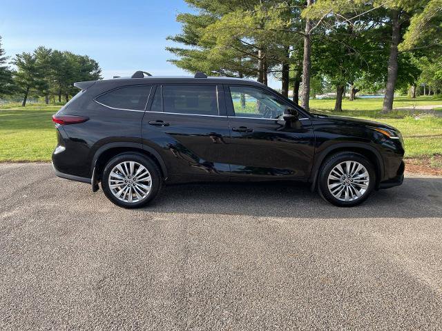 Used 2025 Toyota Highlander Platinum AWD/4WD image 13