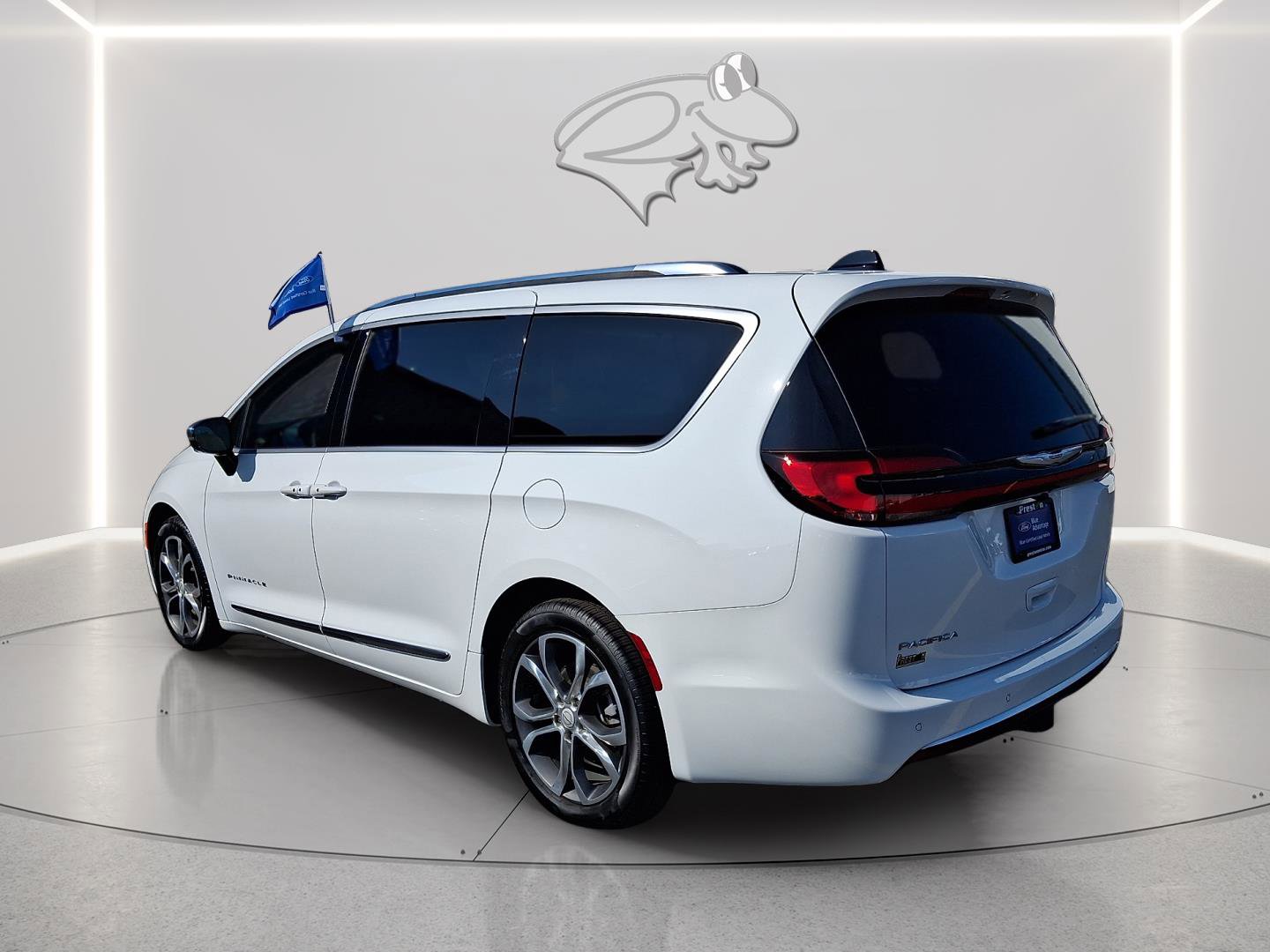 Used 2026 Chrysler Pacifica Pinnacle w/ Trailer Tow Group FWD image 6