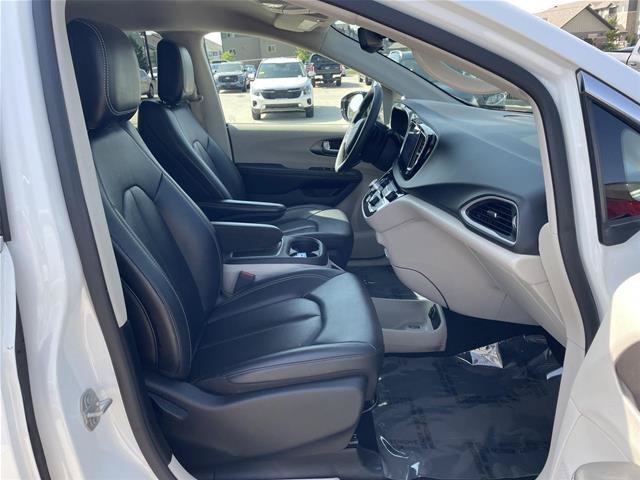 Used 2024 Chrysler Pacifica Touring-L FWD image 19