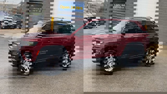 Used 2022 Jeep Grand Cherokee Limited w/ Luxury Tech Group II image 6