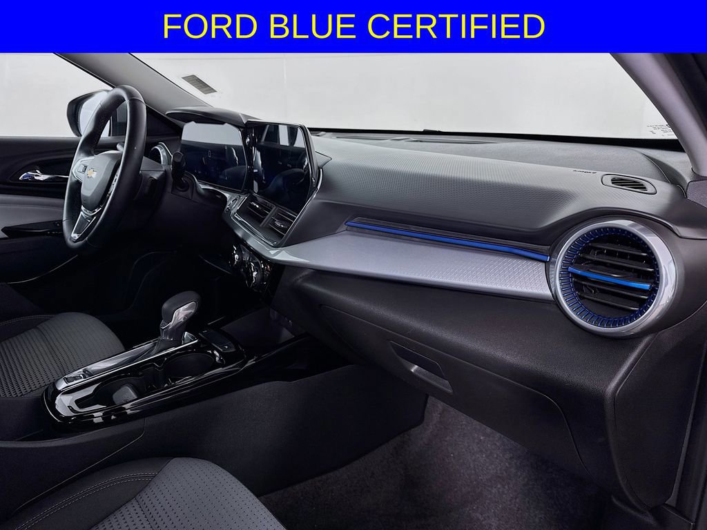 Used 2025 Chevrolet Trax LT w/ Driver Confidence Package image 27