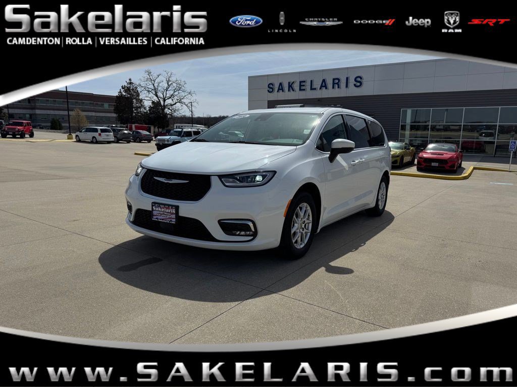 Used 2023 Chrysler Pacifica Touring-L image 7