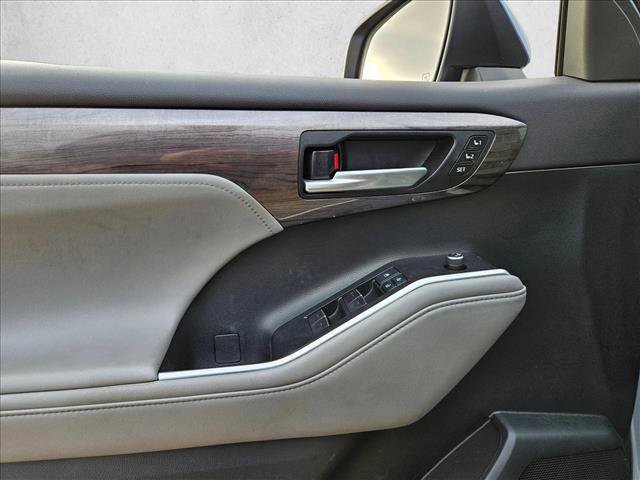 Used 2021 Toyota Highlander Limited image 10