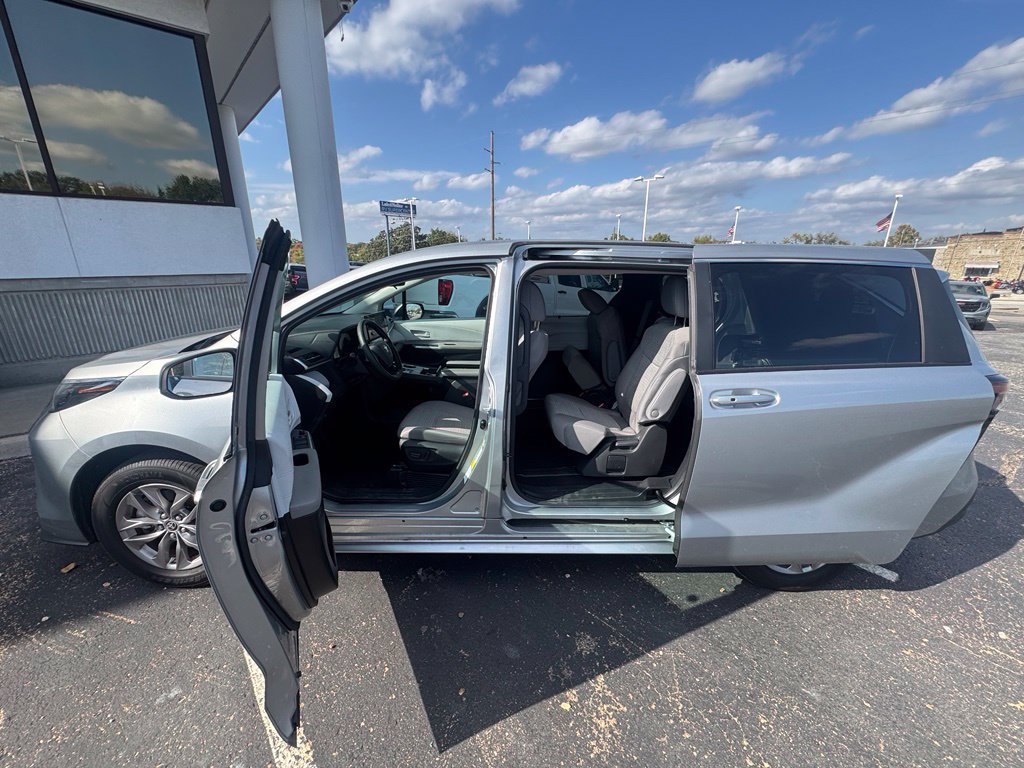 Used 2025 Toyota Sienna LE FWD image 4
