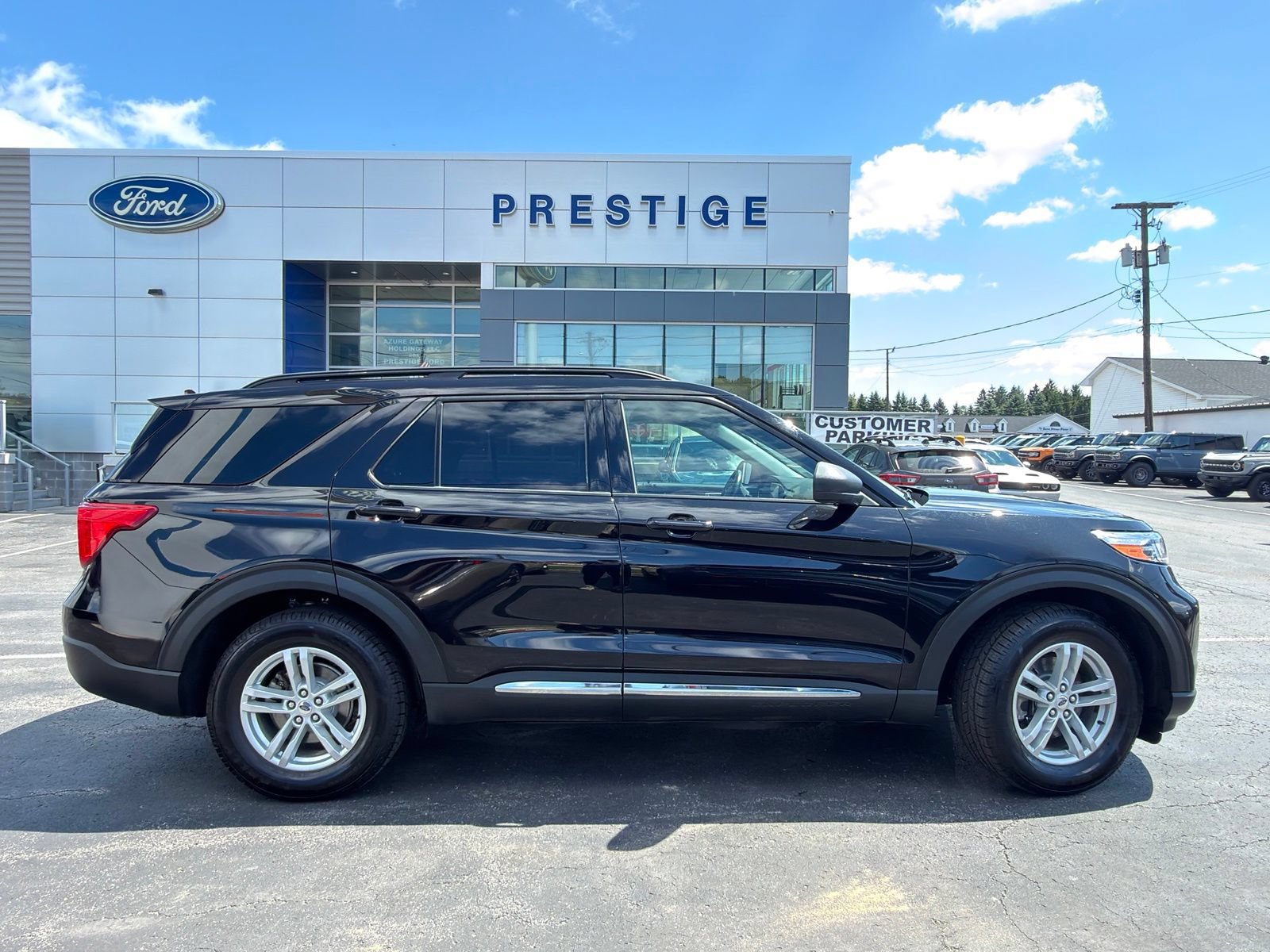 Certified 2022 Ford Explorer XLT w/ Equipment Group 202A AWD/4WD image 10
