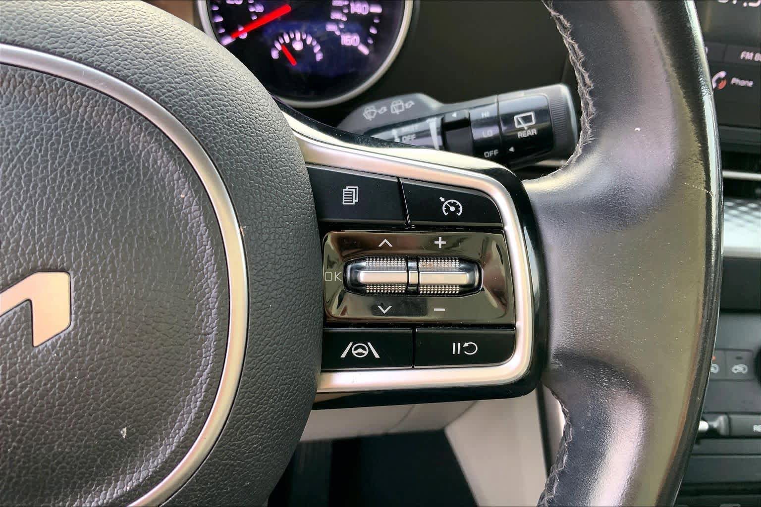 Used 2022 Kia Carnival LX FWD image 23