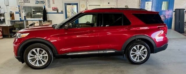 Certified 2024 Ford Explorer XLT w/ Equipment Group 202A AWD/4WD image 3