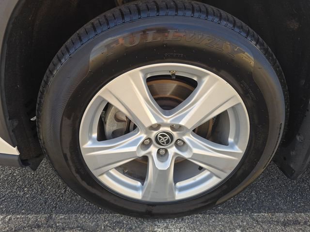 Used 2020 Toyota Highlander LE image 11