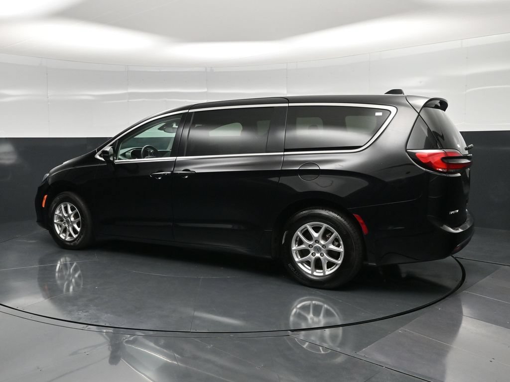 Used 2024 Chrysler Pacifica Touring-L FWD image 9