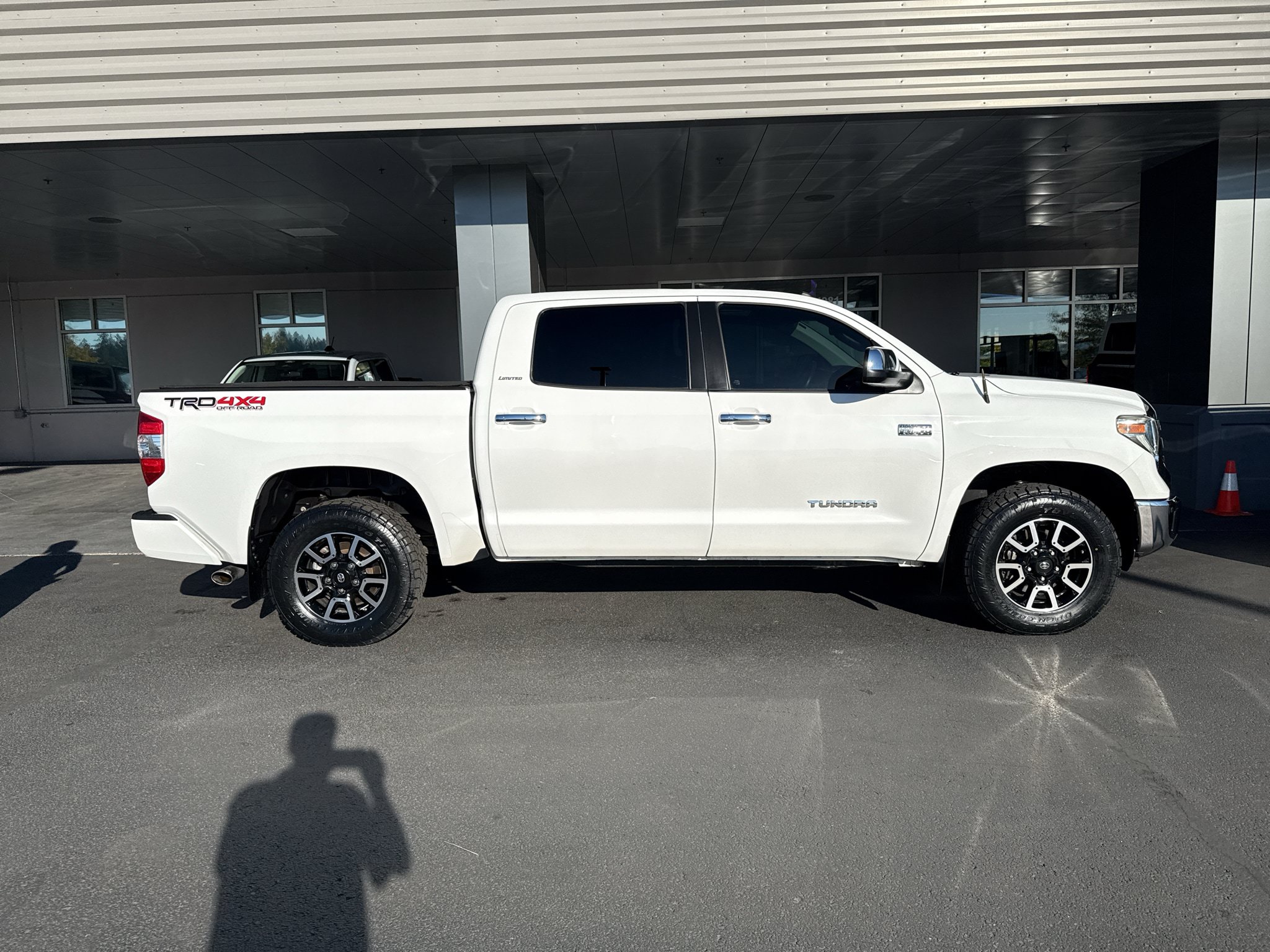 Used 2018 Toyota Tundra Limited w/ Limited Premium Package AWD/4WD image 3