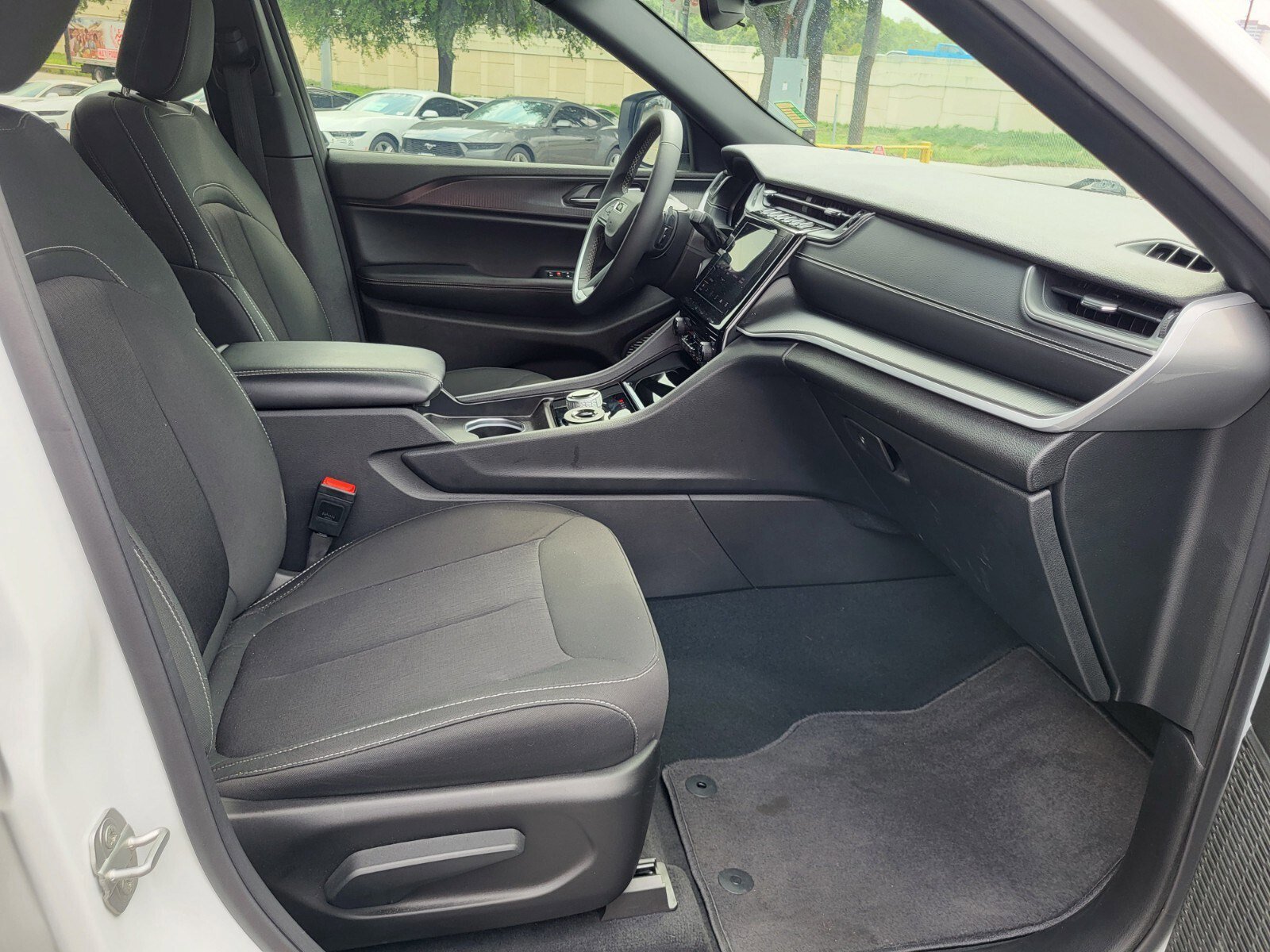 Used 2025 Jeep Grand Cherokee L Laredo image 12