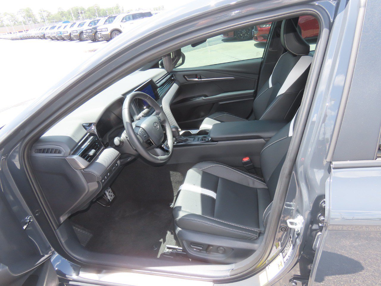Used 2025 Toyota Camry SE w/ Convenience Package FWD image 23