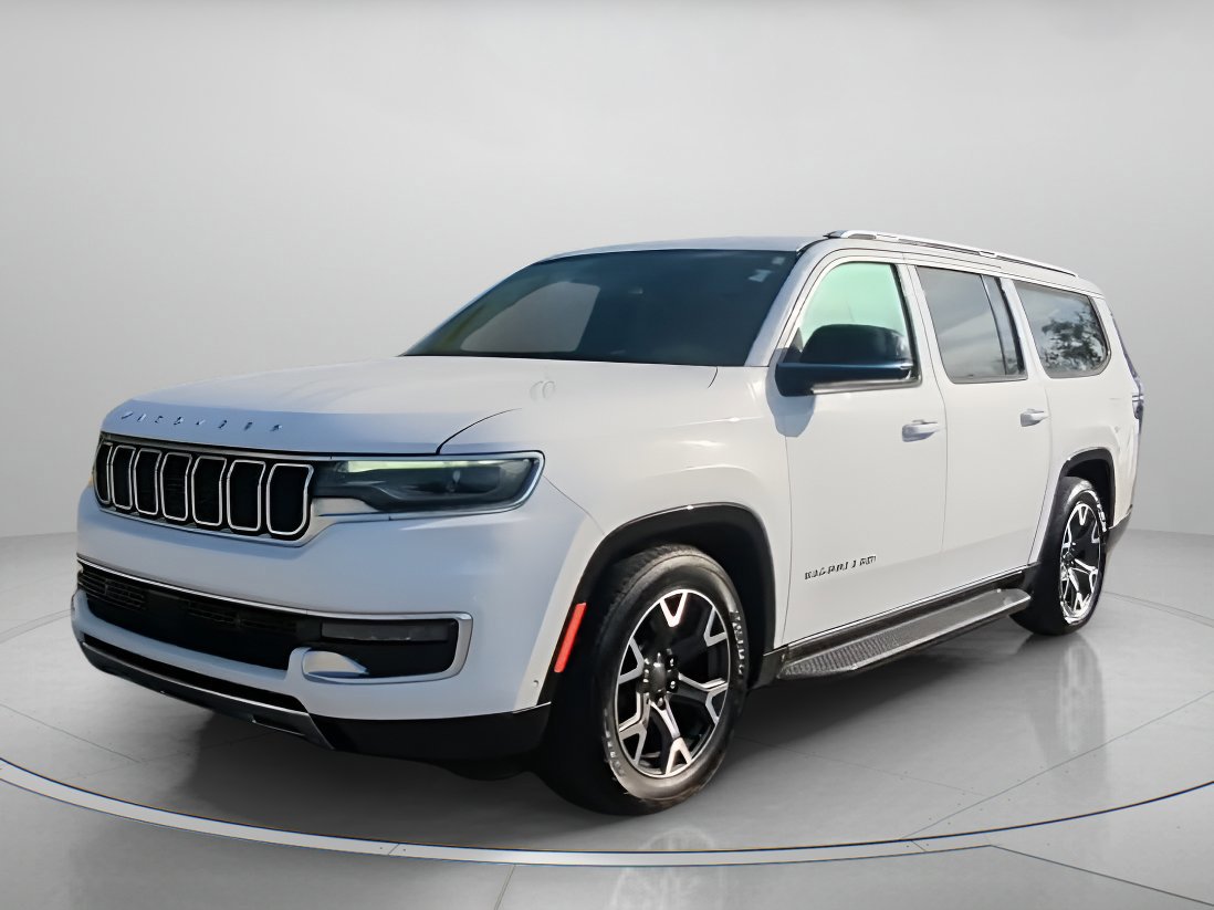 Used 2023 Jeep Wagoneer L Series III w/ Preferred Equipment Group image 3