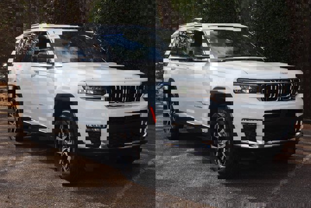 Used 2025 Jeep Grand Cherokee L Limited w/ Luxury Tech Group II image 7