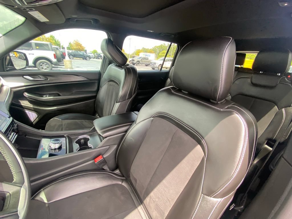 Used 2024 Jeep Grand Cherokee L Altitude AWD/4WD image 21