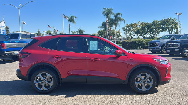Certified 2025 Ford Escape ST-Line Select AWD/4WD image 2