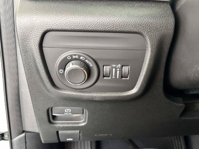 Used 2025 Jeep Grand Cherokee Altitude AWD/4WD image 25