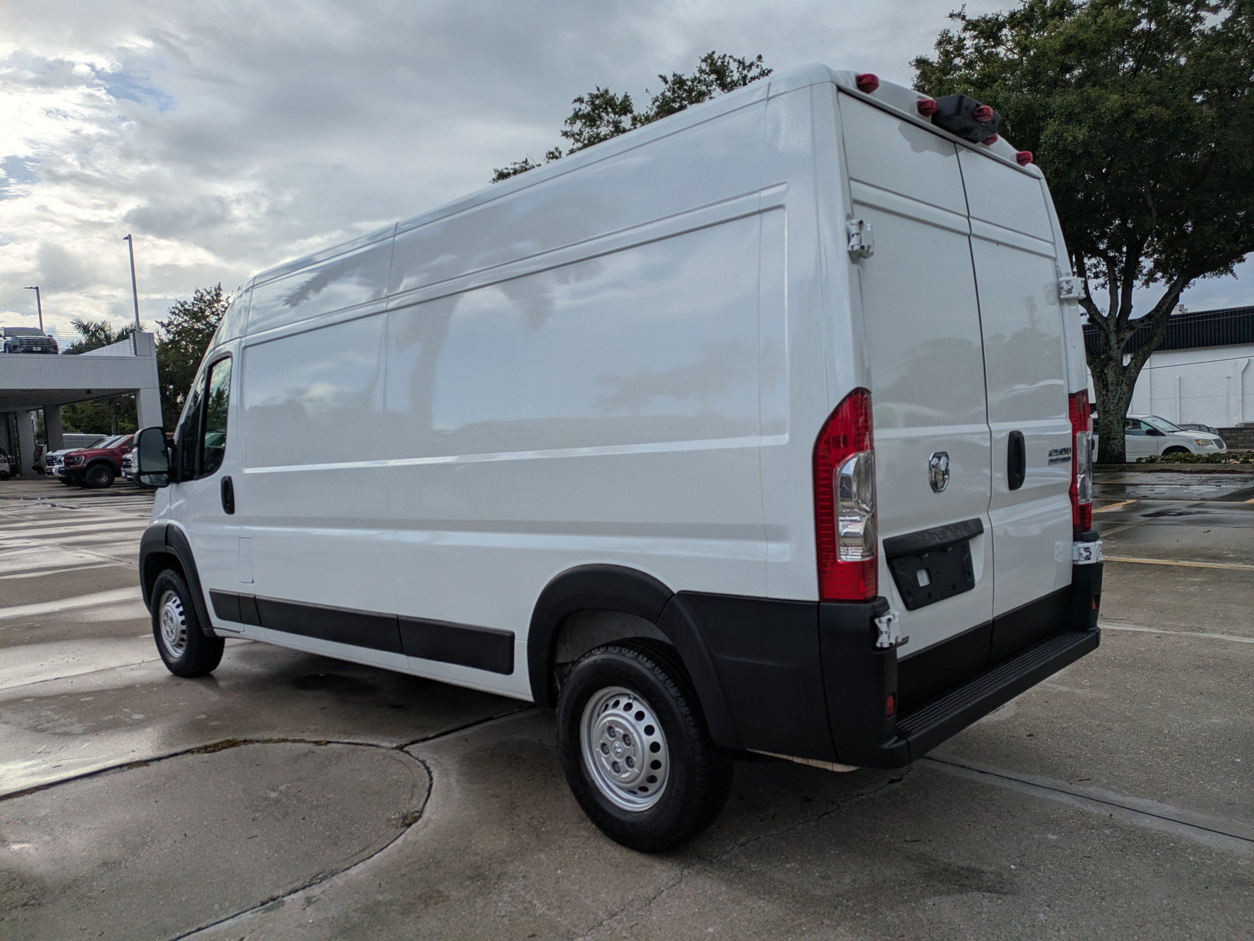 Used 2024 RAM ProMaster 2500 w/ Convenience Group FWD image 6