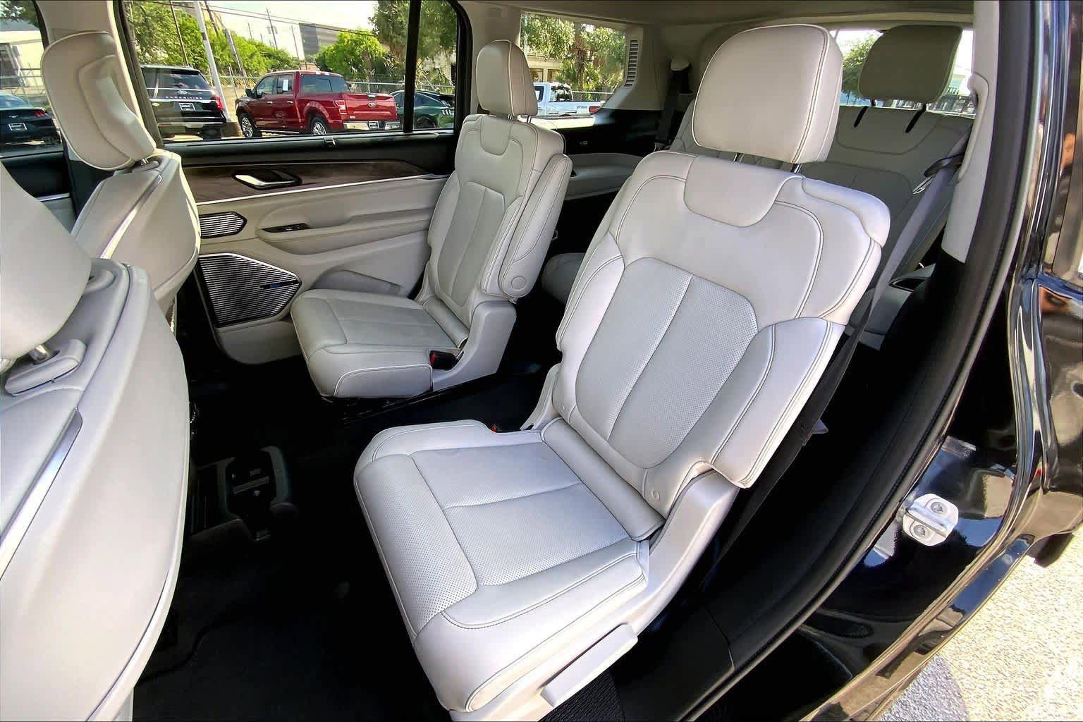 Used 2021 Jeep Grand Cherokee L Overland w/ Luxury Tech Group IV RWD image 41