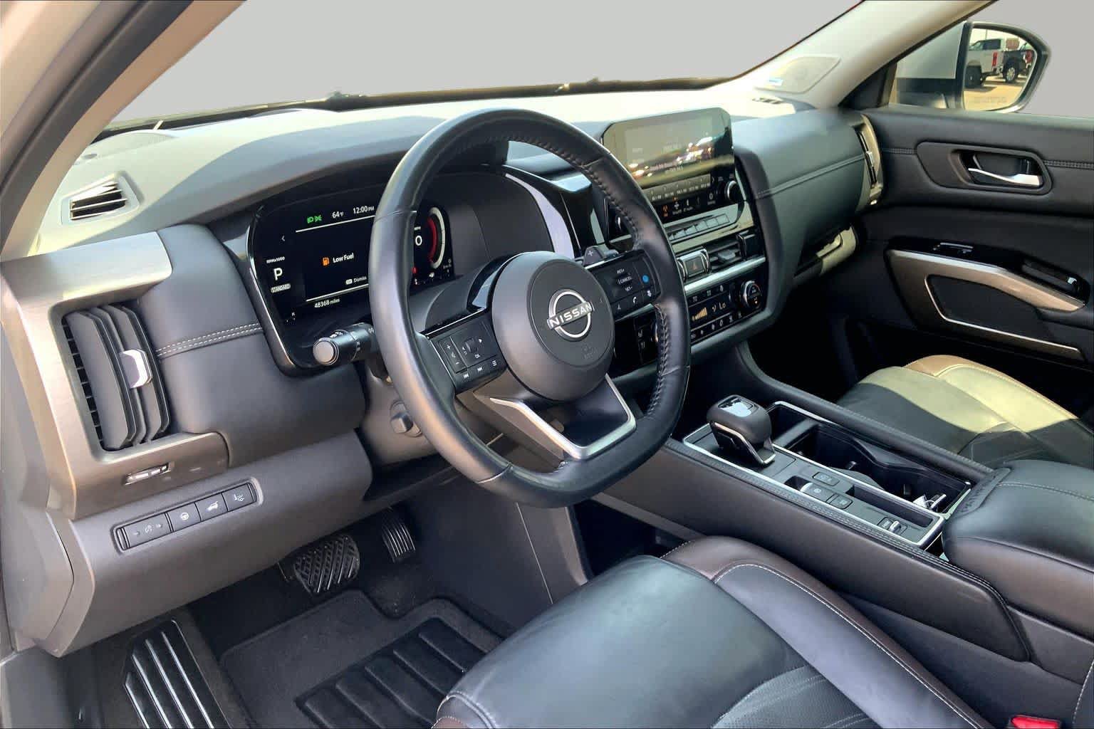 Used 2024 Nissan Pathfinder Platinum FWD image 17