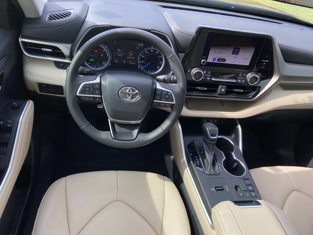 Used 2023 Toyota Highlander XLE FWD image 18