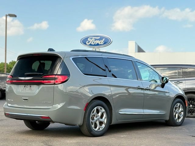 Used 2023 Chrysler Pacifica Limited FWD image 39