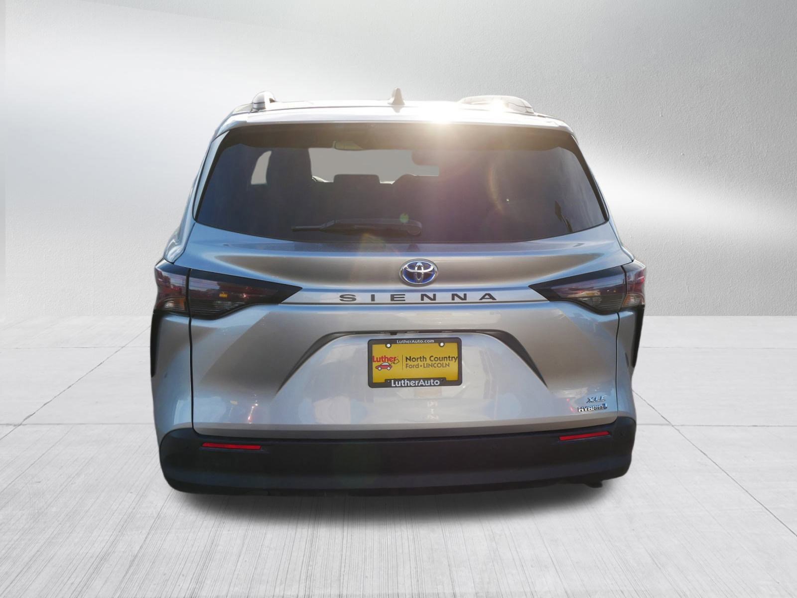 Used 2024 Toyota Sienna XLE image 4