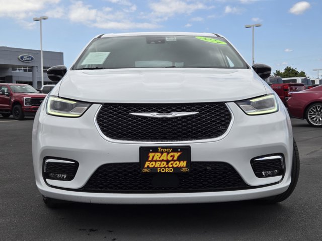 Used 2024 Chrysler Pacifica Touring-L FWD image 2