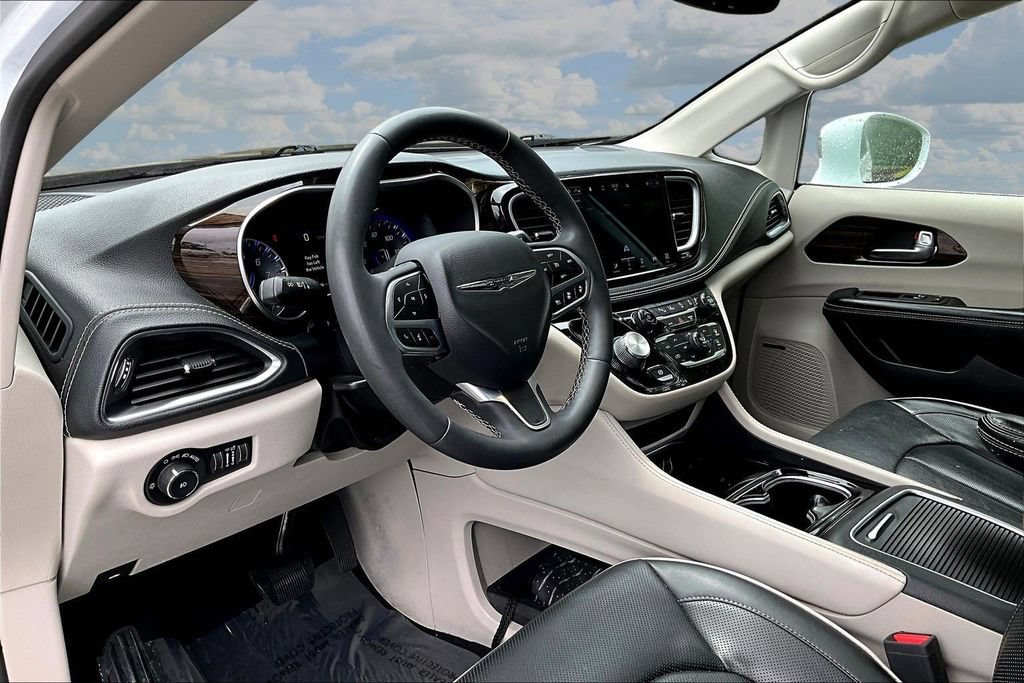 Used 2022 Chrysler Pacifica Limited AWD/4WD image 19