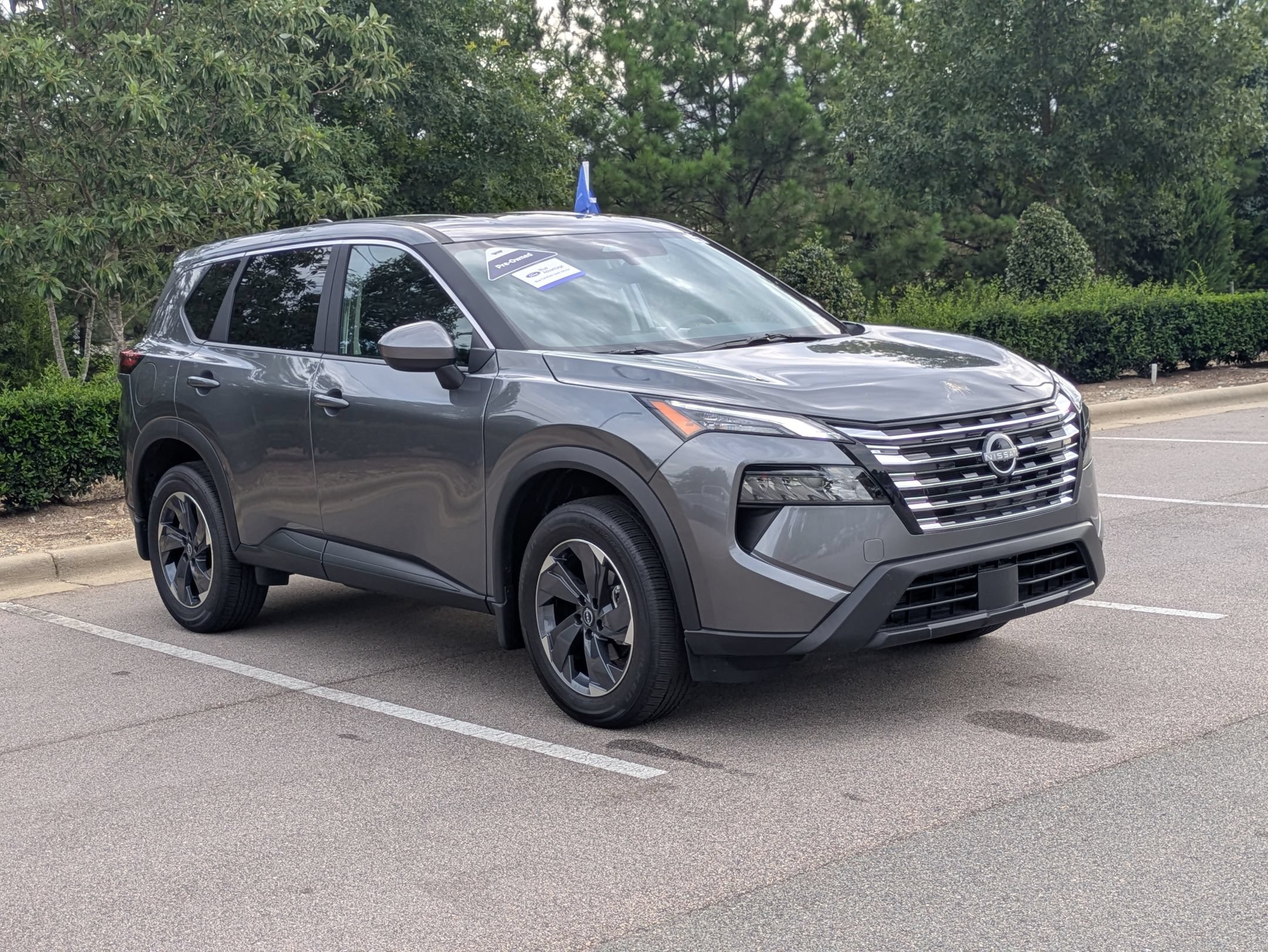 Used 2026 Nissan Rogue SV FWD image 2