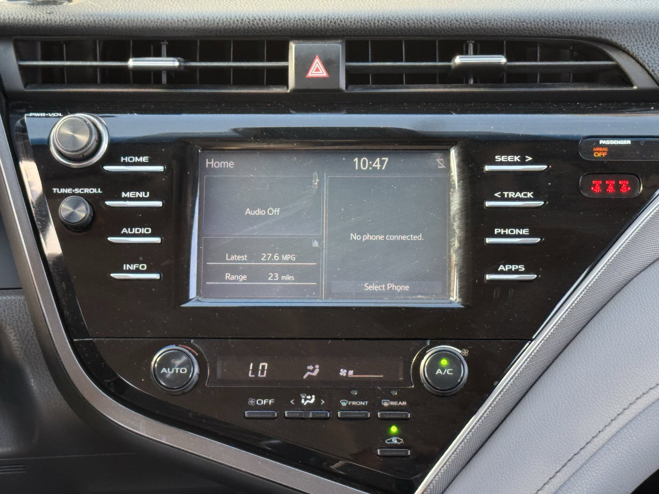 Used 2018 Toyota Camry SE FWD image 18