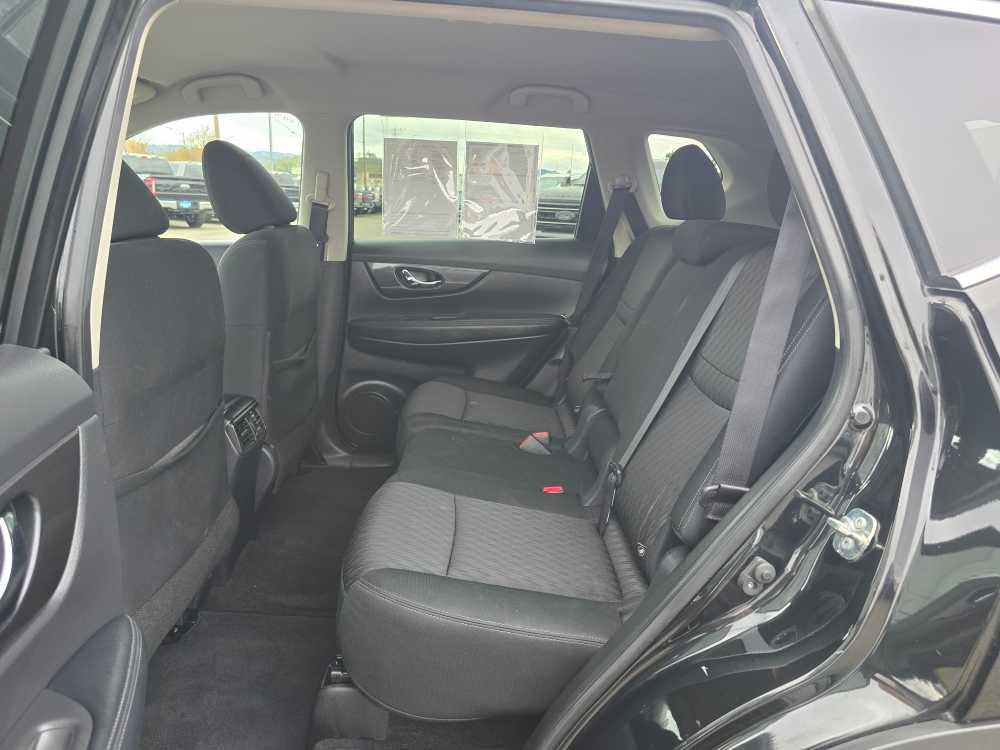 Used 2017 Nissan Rogue SV w/ SV Premium Package image 16