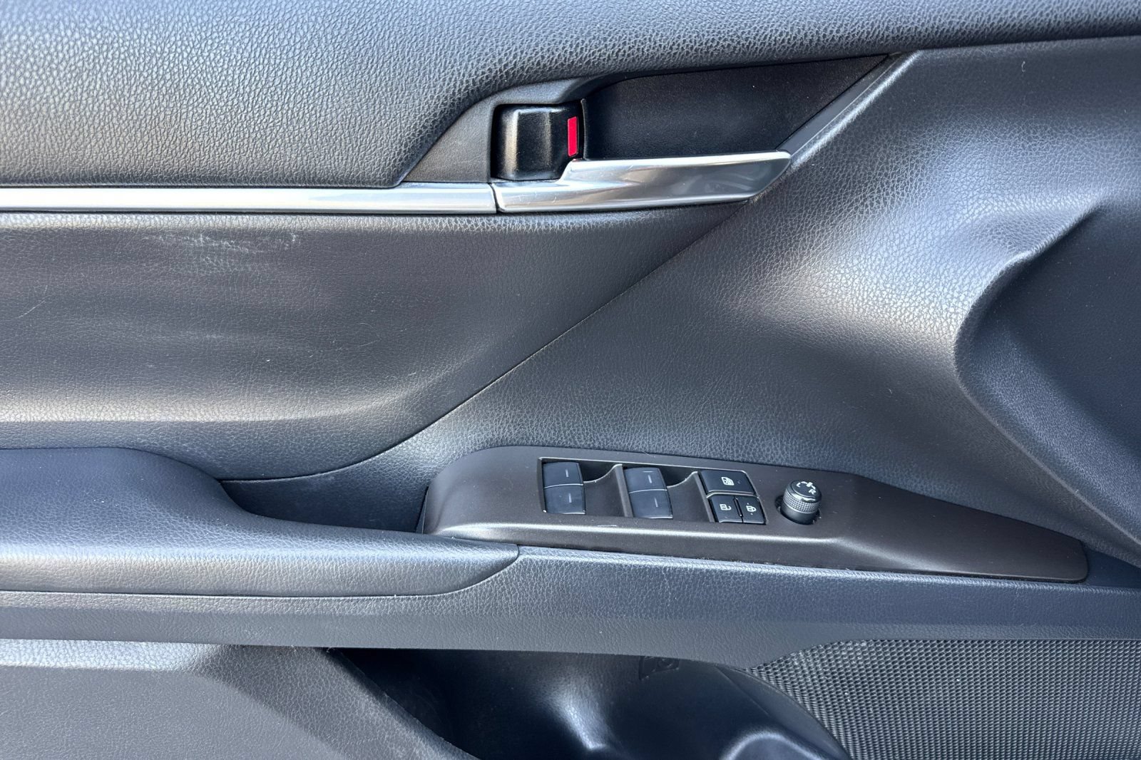 Used 2022 Toyota Camry SE FWD image 12