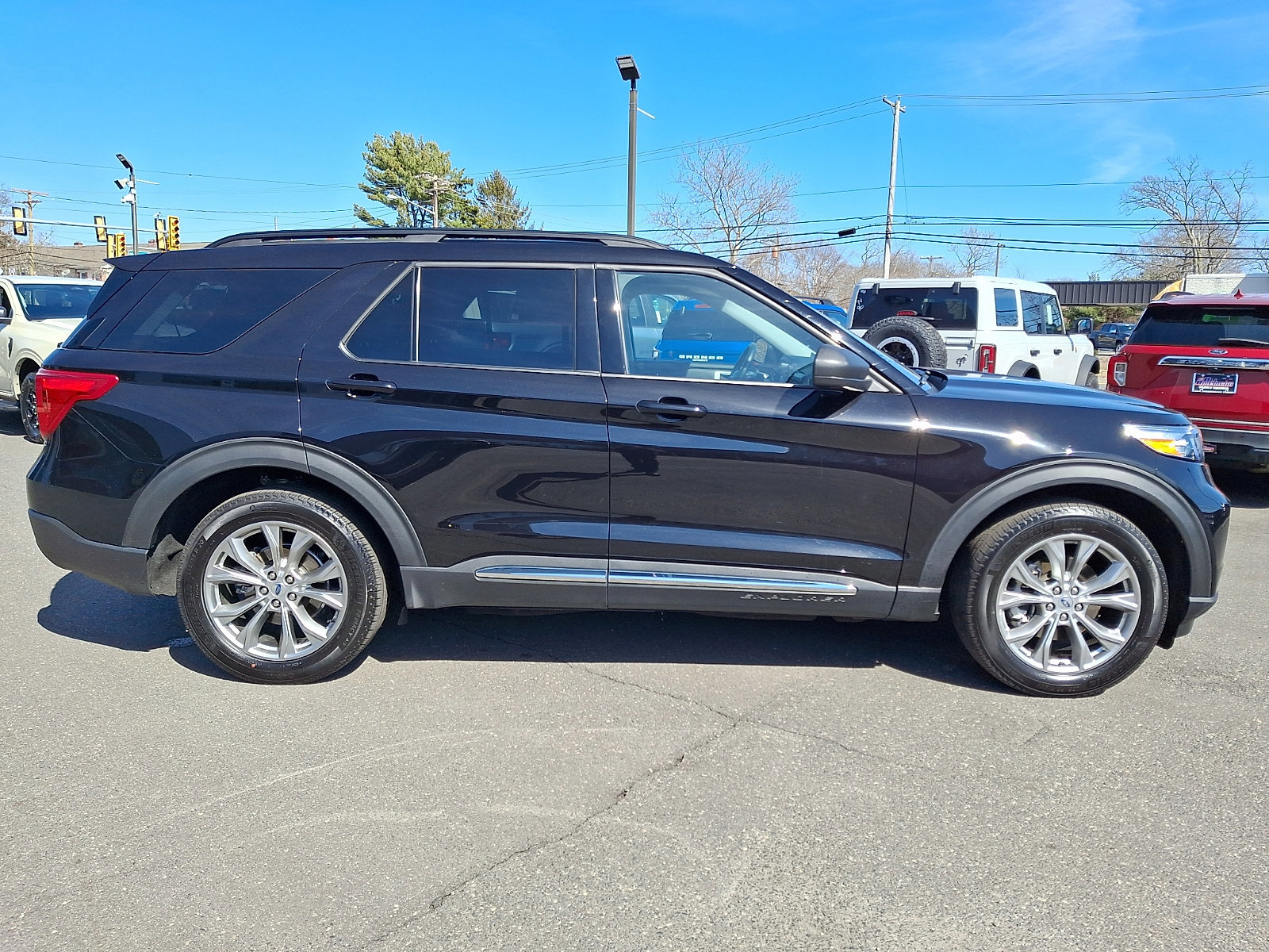 Certified 2023 Ford Explorer XLT w/ Equipment Group 202A image 3