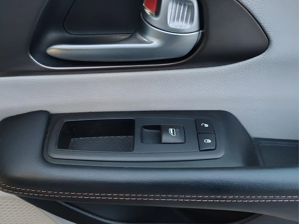 Used 2017 Chrysler Pacifica Touring-L image 31