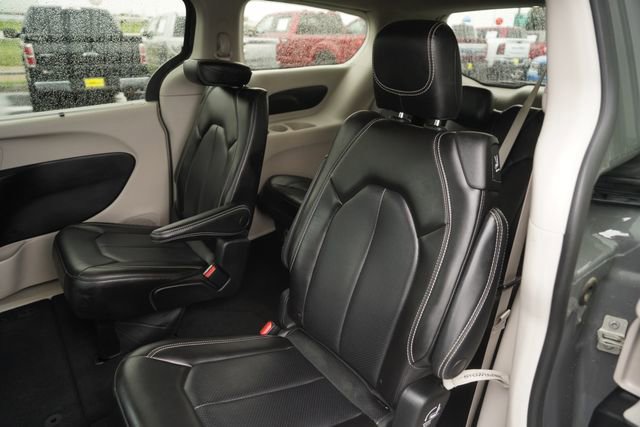 Used 2023 Chrysler Pacifica Touring-L FWD image 13