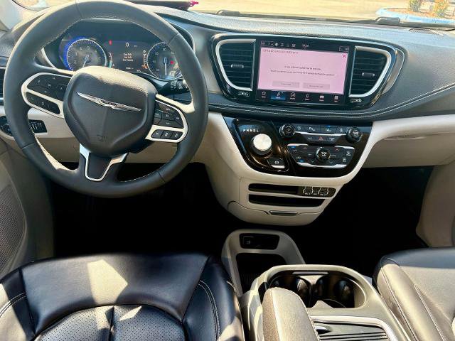 Used 2023 Chrysler Pacifica Touring-L FWD image 14