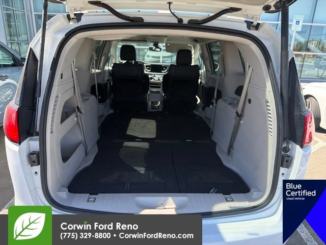 Used 2017 Chrysler Pacifica Touring-L FWD image 15