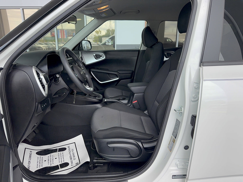 Used 2025 Kia Soul LX w/ LX Technology Package FWD image 11