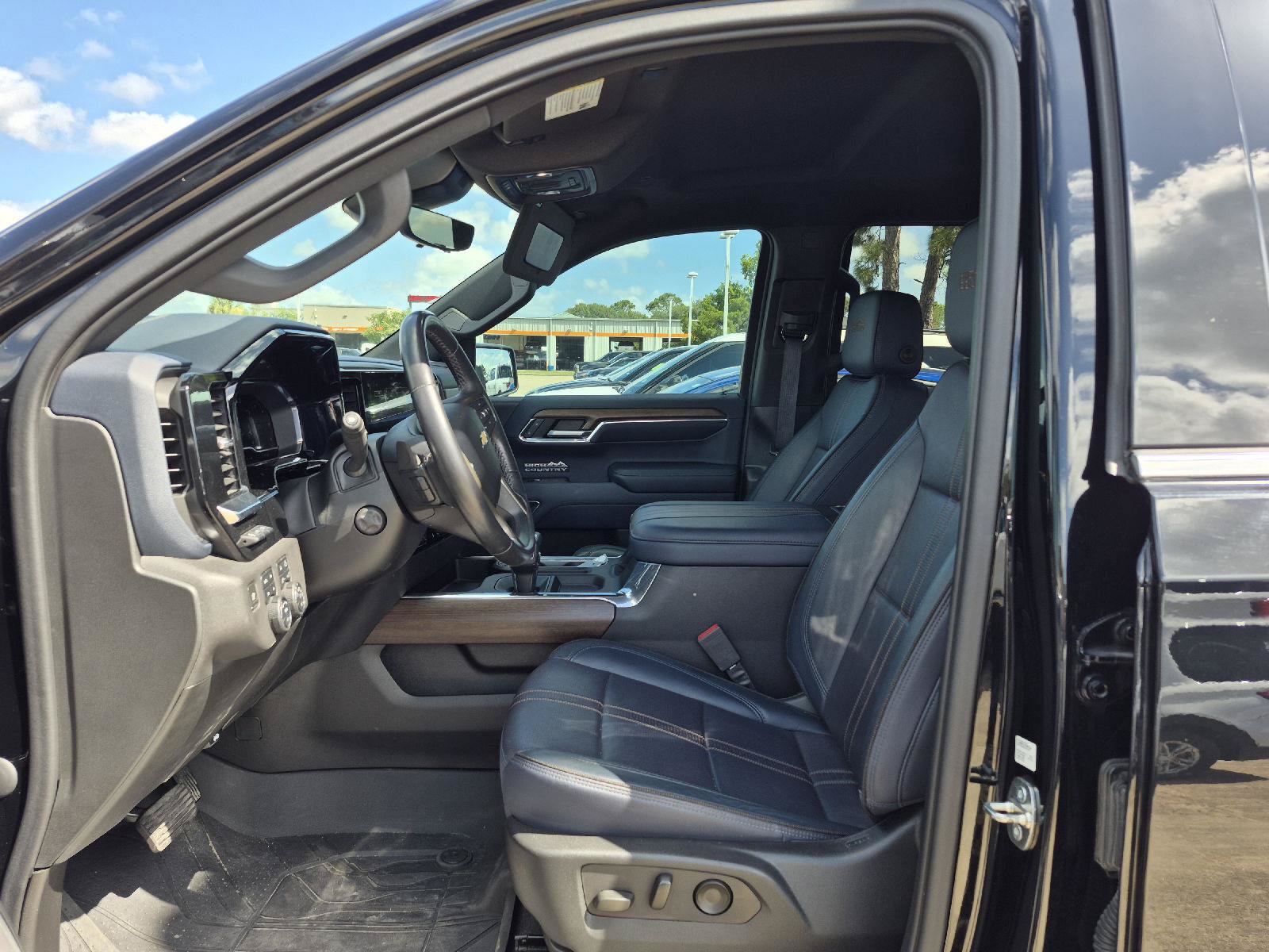 Used 2023 Chevrolet Silverado 1500 High Country w/ Technology Package AWD/4WD image 2