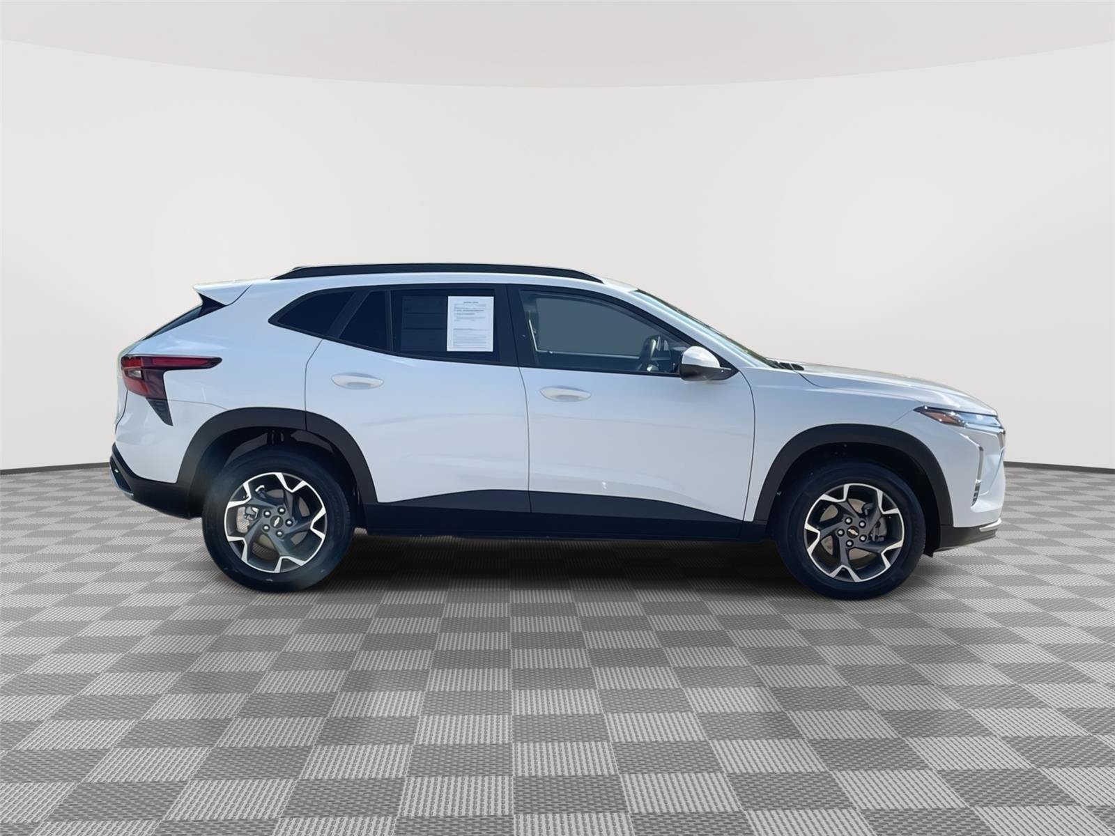 Used 2025 Chevrolet Trax LT FWD image 6