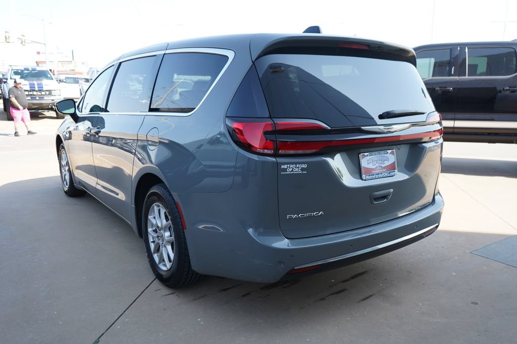 Used 2025 Chrysler Pacifica Select FWD image 9