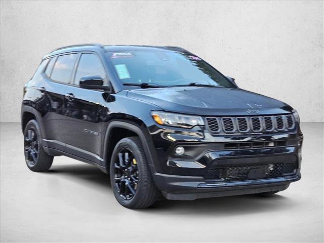 Used 2024 Jeep Compass Latitude w/ Convenience Group AWD/4WD image 3