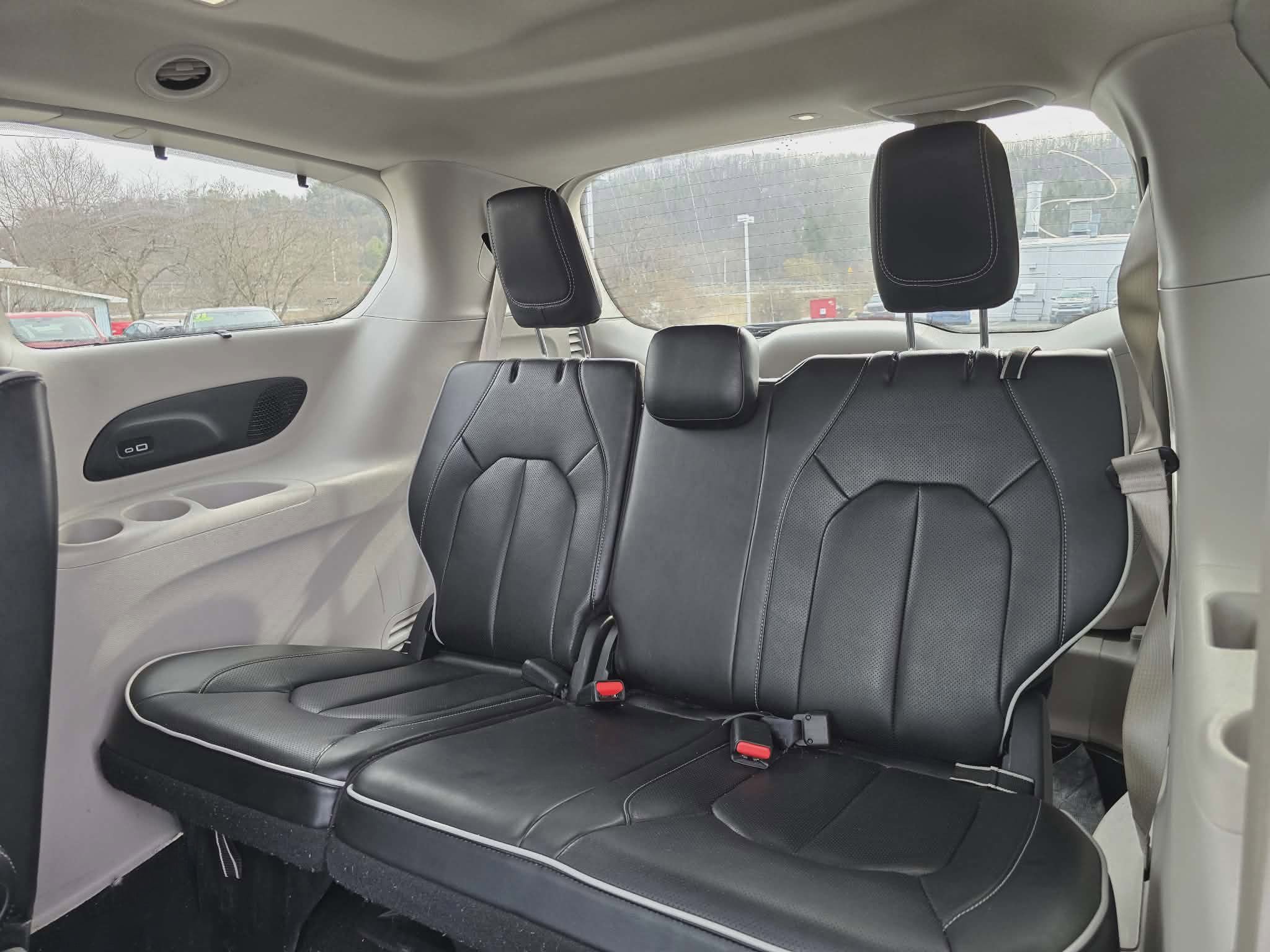 Used 2023 Chrysler Pacifica Limited FWD image 16