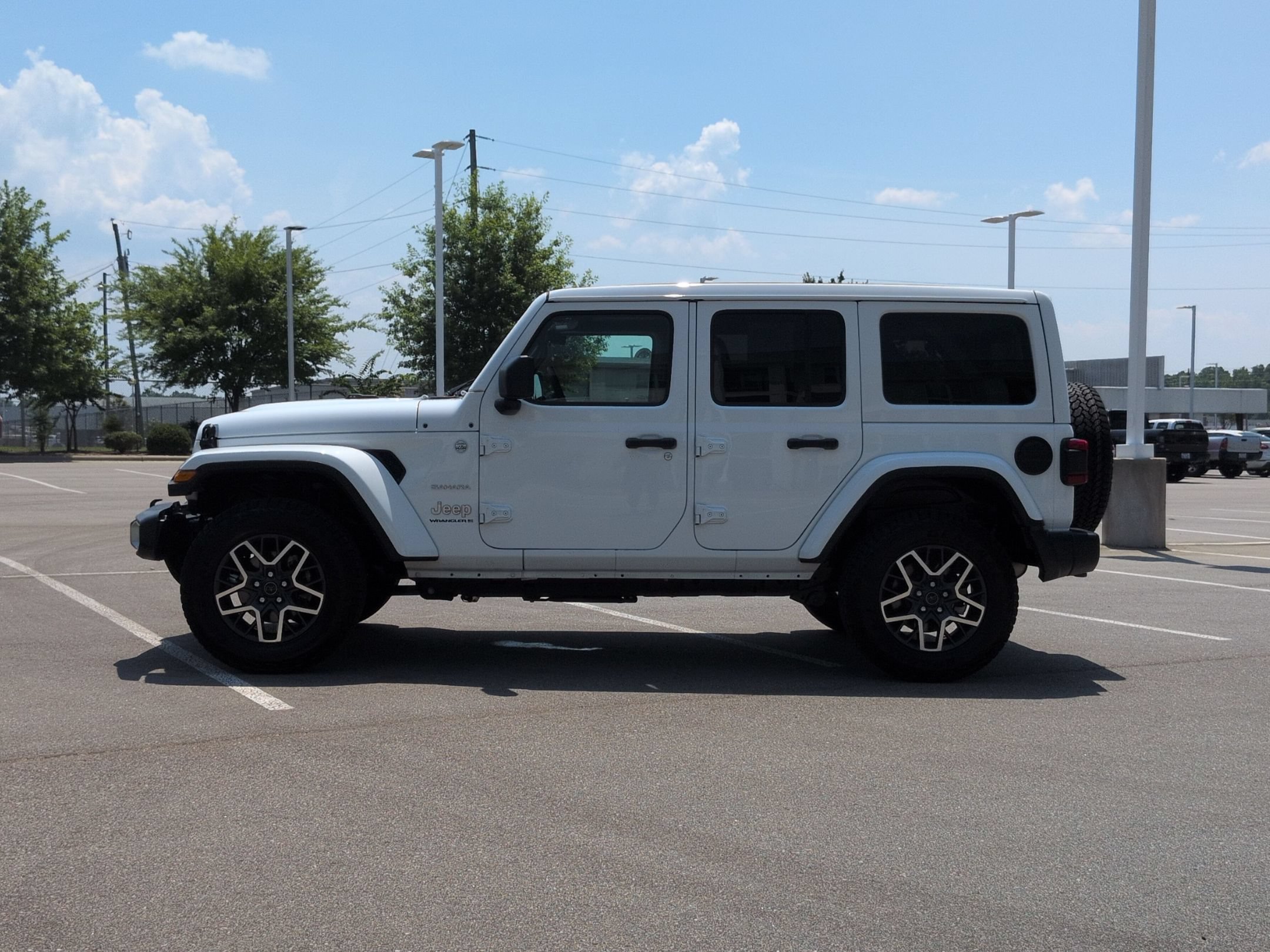Used 2024 Jeep Wrangler Unlimited Sahara w/ Technology Group AWD/4WD image 7