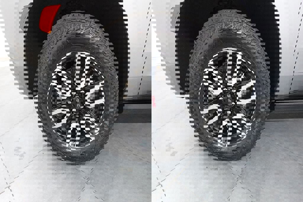 Used 2024 GMC Yukon AT4 w/ Technology Package image 30