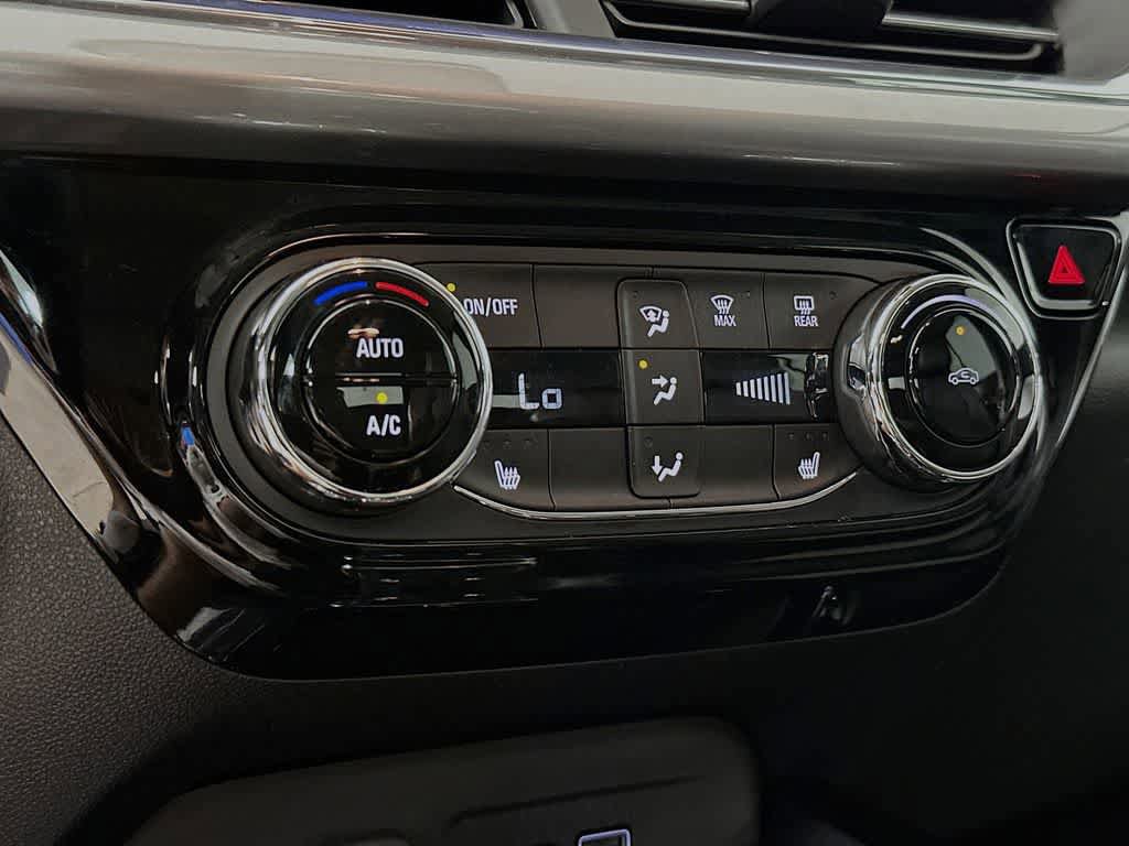 Used 2025 Chevrolet Trax LT w/ LT Convenience Package FWD image 17